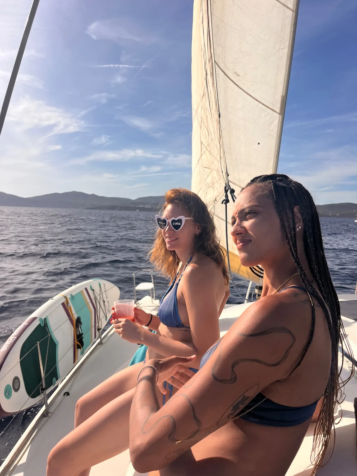 Ospiti rilassati a bordo durante un charter a Ibiza