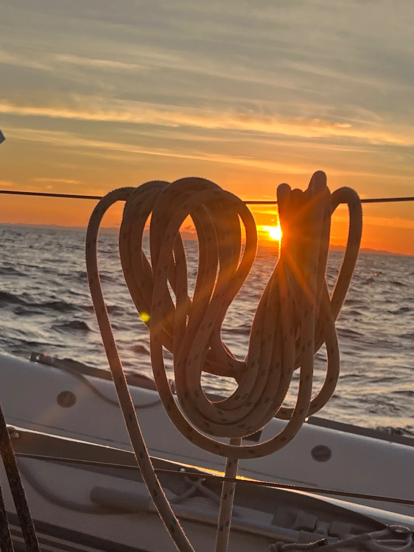 Acqua turchese e costa di Ibiza vista dal catamarano