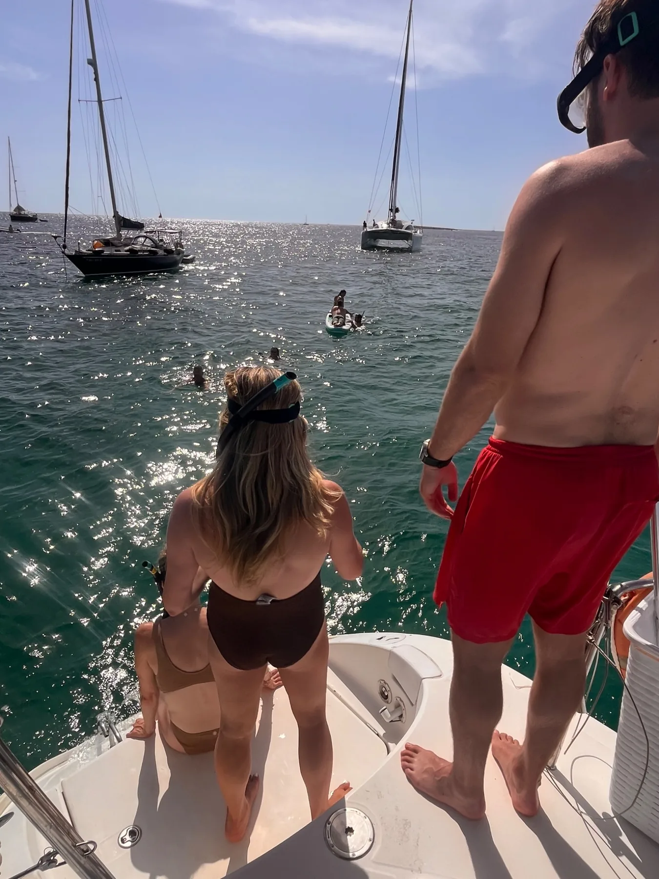 Relax sulla rete di prua del catamarano